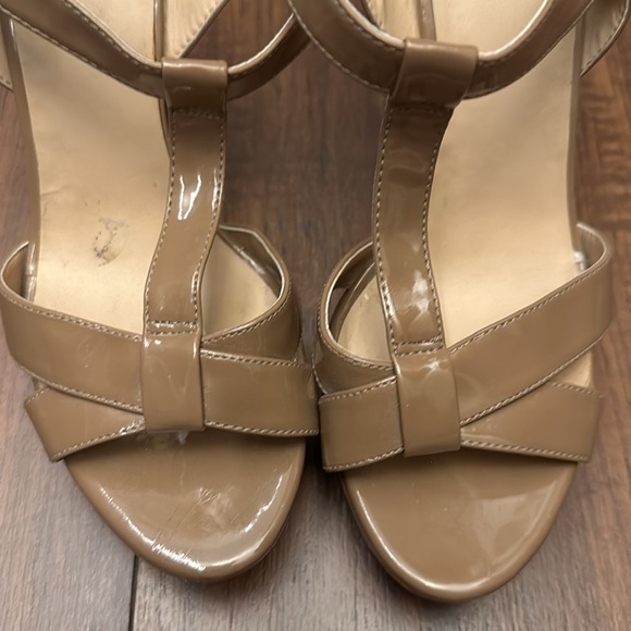 Gorgeous GUESS Beige Strappy Women Size 7.5M Stacked Ultra High Heel Shoes - Picture 6 of 6